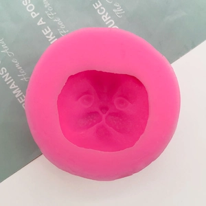 Dettaglio macro dello stampo in silicone rosa con lineamenti del viso di gatto per fai-da-te