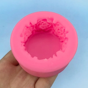 Zylindrische Silikonform in Rosa für Rosenkerzen und Seifen wird in der Hand gehalten