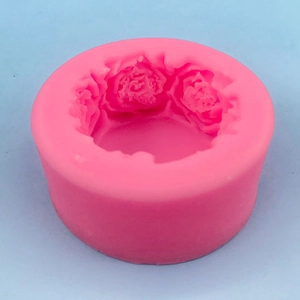 Detailansicht der Silikonform für Rosenblüten mit feinen Strukturen für Kerzen und Seifen
