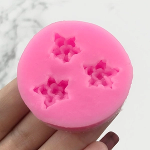 Stampo in silicone rosa con tre forme di fiori di prugno per torte, cioccolato e fai da te
