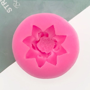 Vista dettagliata dello stampo in silicone a loto rosa con texture petalo multistrato