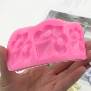 Stampo in silicone rosa con tre cavità a forma di ibisco per decorazioni e pasticceria