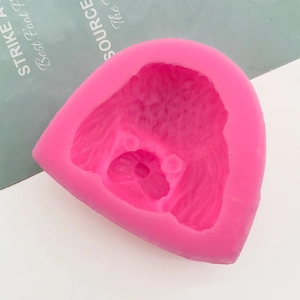 Makro-Detail einer rosa Silikonform mit feiner Welpenhaar-Struktur für das Handwerk