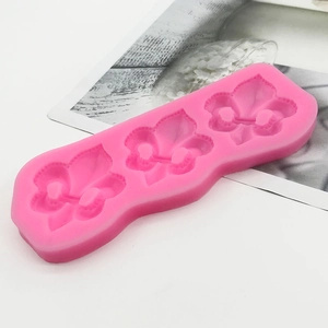 Stampo in silicone rosa con tre motivi simmetrici di gigli per bordi di torte a rilievo