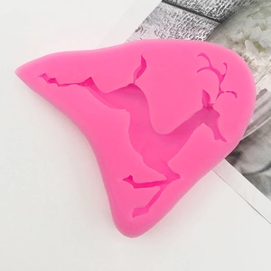 Vista ravvicinata dello stampo in silicone rosa a renna per candele e resina DIY