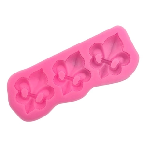 Stampo in silicone rosa con tre motivi a rilievo fleur-de-lis per decorazione dolci