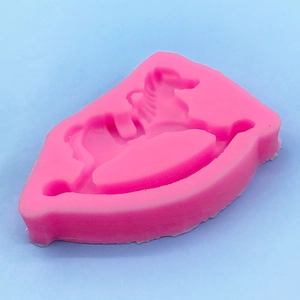 Moule en silicone cheval à bascule rose pour gâteau mousse et chocolat artisanal