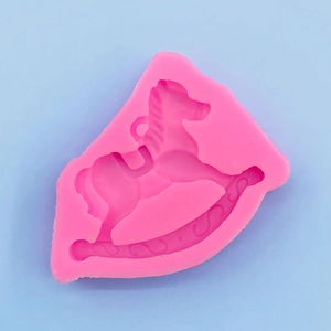 Gros plan du moule en silicone cheval à bascule rose pour fondant et artisanat