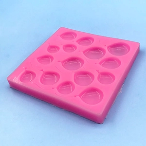 Rosa Silikonform mit 15 blattförmigen Vertiefungen zum Backen und Basteln auf blauem Grund