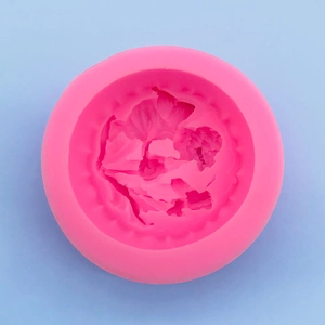 Vista dettagliata dello stampo in silicone rosa con trama floreale per sapone e fai da te