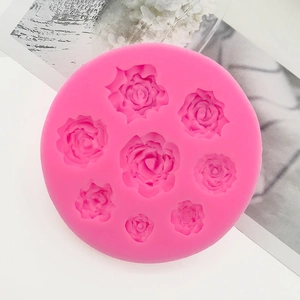 Détail du moule en silicone rose avec huit motifs de roses variés pour la pâtisserie