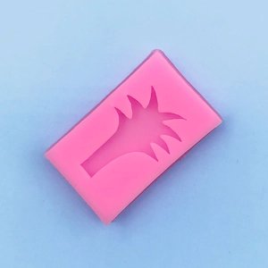 Vue détaillée d'un moule en silicone rose avec motif palmier pour la décoration de gâteaux