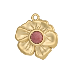 Détail d'un pendentif fleur en or avec pétales gravés et pierre précieuse rose