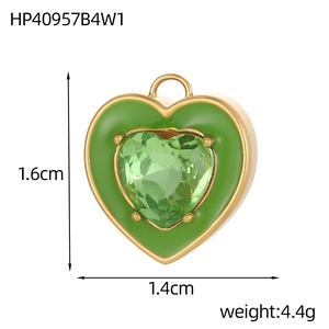 Detailweergave van 18k gouden hartvormige hanger met groen emaille en afmetingen