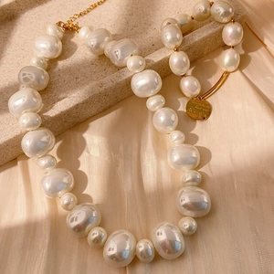 Ensemble collier et bracelet en perles baroques avec breloque cœur doré gravé