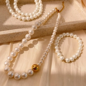 Ensemble élégant de collier et bracelet en perles blanches avec billes dorées miroir