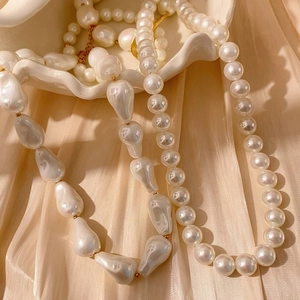 Colliers de perles blanches élégants avec perles baroques et fermoir doré sur soie