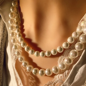 Élégant ensemble de colliers de perles blanches à deux rangs et haute brillance