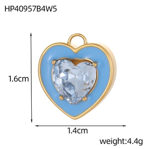 Detailweergave van 18k gouden hartvormige hanger met lichtblauw emaille en kristal