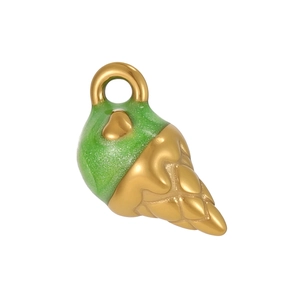 Détail macro du pendentif crème glacée en or avec émail vert et texture de cœur