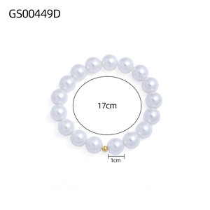 Détail d'un bracelet de perles de 17cm avec perles de 1cm et accent doré élégant