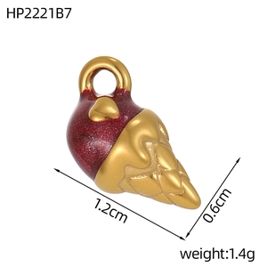 Vue détaillée du pendentif glace fraise montrant la taille 1,2cm et le poids 1,4g