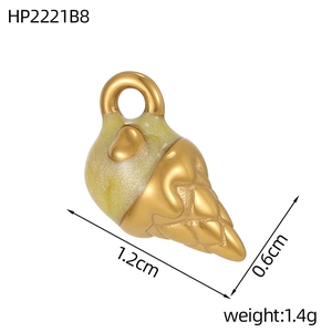 Vue détaillée du pendentif cornet de glace avec paillettes vertes et texture dorée
