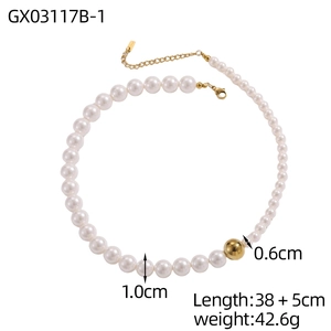Détail d'un collier de perles avec une grande perle dorée et un fermoir mousqueton
