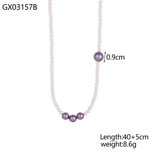 Dettaglio della collana di perle a strati con perle viola da 0,9 cm e chiusura in metallo