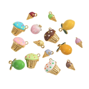Pendentifs colorés en émail fruits et desserts pour bijoux DIY sur fond blanc