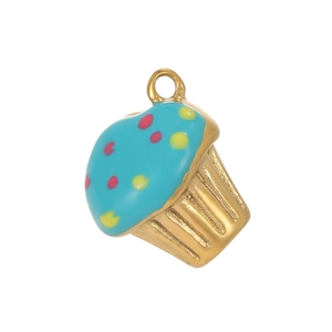 Détail macro du pendentif cupcake avec glaçage bleu et base dorée pour bijoux DIY
