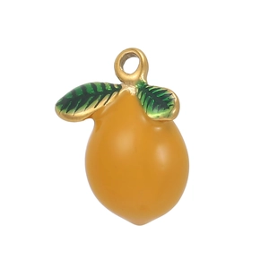 Détail d'un pendentif en forme de citron jaune avec feuilles vertes et anneau doré