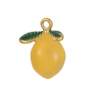 Détail macro du pendentif citron jaune avec feuilles vertes et anneau doré