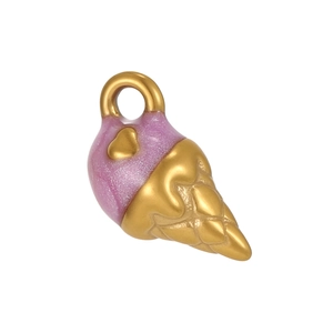 Détail d'un pendentif cornet de glace doré avec émail violet scintillant pour bijoux