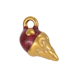 Détail d'un pendentif crème glacée dorée avec finition rouge pailletée et cône texturé