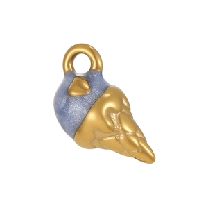 Détail d'un pendentif crème glacée en émail pailleté violet avec cône doré et coeur