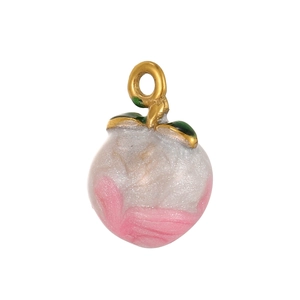 Détail du pendentif pêche avec émail dégradé et breloque feuille en métal doré
