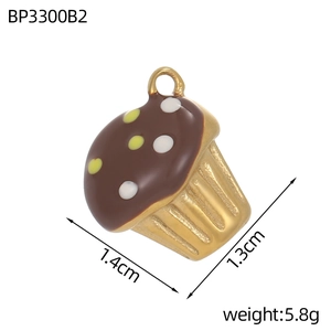 Détail du pendentif cupcake en or et émail brun avec dimensions 1,4x1,3cm et un poids de 5,8g