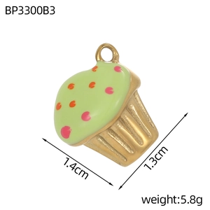 Détail macro du pendentif cupcake en émail doré avec des pois roses et orange