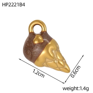 Détails du pendentif crème glacée dorée avec glaçage chocolat et dimensions précises