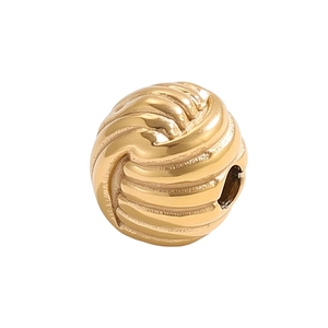 Makro-Detail einer goldenen spiralförmigen Charm-Perle mit Loch für DIY-Schmuckherstellung