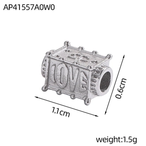 Makroansicht einer rechteckigen Edelstahlschmuckperle mit LOVE-Relief für DIY-Schmuck