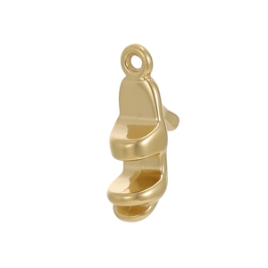 Détail macro du pendentif en forme de sandale à talon doré pour bijoux DIY