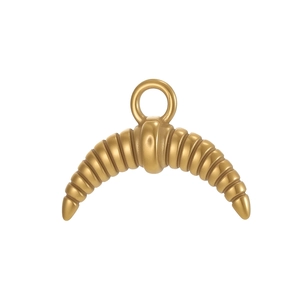 Détail macro du pendentif croissant doré avec texture côtelée 3D pour la création de bijoux
