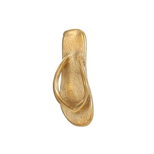 Pendentif tongs en acier inoxydable doré avec texture mate et lanière polie sur fond blanc