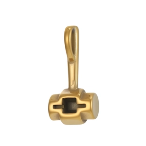 Vue détaillée d'un pendentif géométrique doré avec design creux rectangulaire chic
