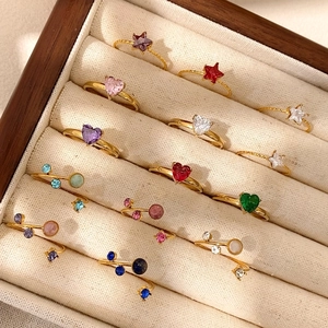 Eleganti anelli placcati oro con zirconi colorati a forma di cuore e stella in scatola