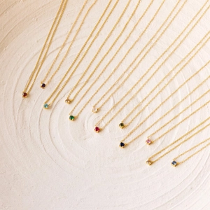 Élégants colliers de naissance dorés avec pendentifs en zircone cubique multicolores