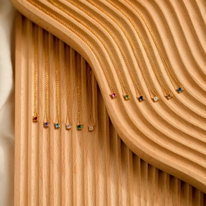 Colliers élégants en or avec pierres de naissance et oxydes de zirconium colorés