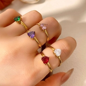 Set di cinque anelli con pietre colorate a cuore e montatura minimalista in oro 18K